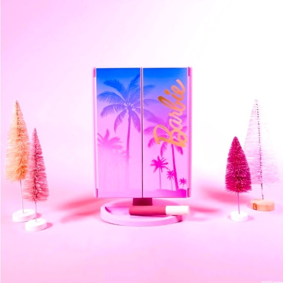 Impressions Barbie LED Makeup Mirror Tri Fold with Magnification - Picture 3 of 13